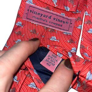 Vineyard Vines Swordfish fish skeleton 100% silk coral mens tie